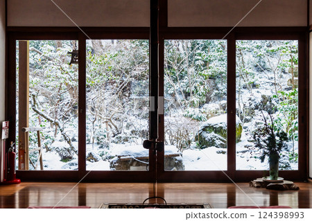 Snow-covered Hosen-in Temple in Ohara, Kyoto 124398993