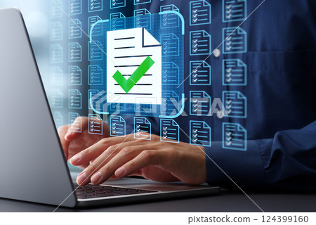 法律文件管理系統。自動建立文件。帶有復選標記的文件圖示。辦公桌上的筆記型電腦 124399160