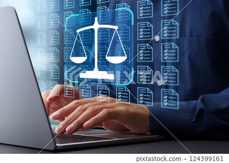 法律文件的合規管理制度。商業和 DMS 技術。辦公室桌上的筆記型電腦 124399161