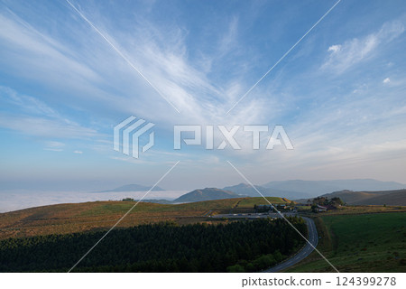 A refreshing morning on the plateau of Kirigamine A refreshing morning on the plateau of Kirigamine 124399278