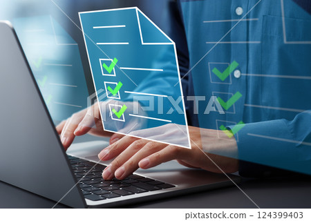 準備法律文件。帶有復選標記的文件圖示。合規體系。筆記型電腦鍵盤 124399403