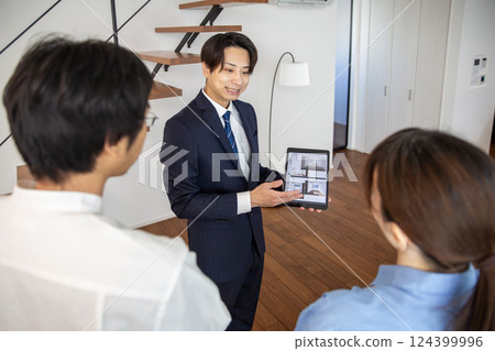 房屋銷售：日本銷售員講解樣品房 124399996