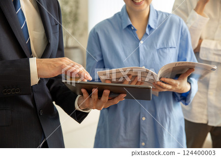 Housing sales: Japanese salesman explaining a model room 124400003