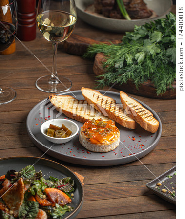 Portion of baked brie with jalapeno and toast 124400018