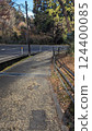 山中一條荒蕪的碎石路 124400085