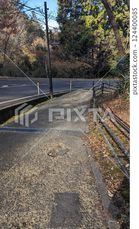 山中一條荒蕪的碎石路 124400085