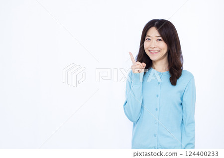 微笑著舉起食指的女人 124400233