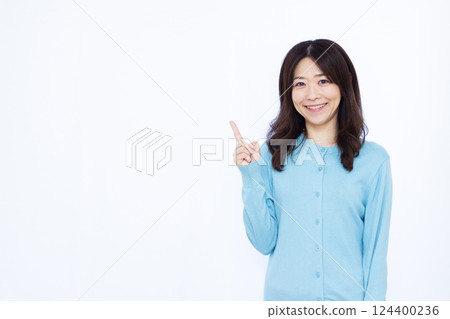 微笑著舉起食指的女人 124400236