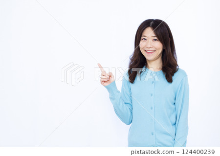 微笑著舉起食指的女人 微笑著舉起食指的女人 124400239