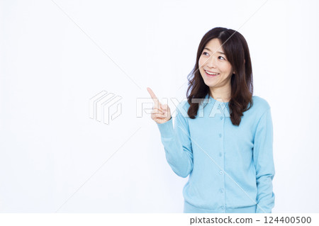 微笑著舉起食指的女人 124400500