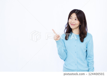 微笑著舉起食指的女人 124400501