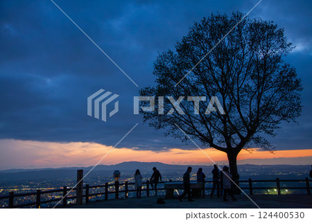 People watching the evening night view from the summit of Mount Wakakusa in Nara 124400530