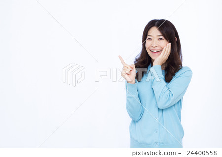 A woman who raises her index finger with a smile 124400558