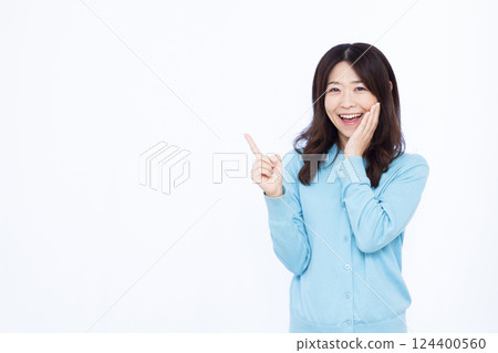 微笑著舉起食指的女人 124400560
