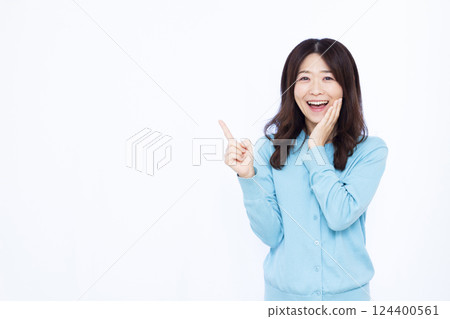 微笑著舉起食指的女人 124400561