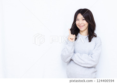 微笑著舉起食指的女人 124400594