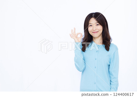 一名女子微笑並做出“OK”手勢 124400617
