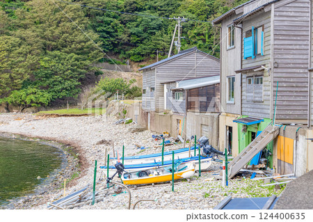 Traditional burnt cedar board streetscape and sea (Takenocho, Toyooka City, Hyogo Prefecture) 124400635