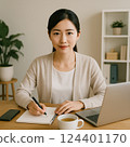 一位女士專心做筆記 124401170