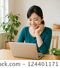 享受在家工作的年輕女性 124401171