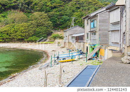傳統燒杉木板街景與大海(兵庫縣豐岡市竹野町) 傳統燒杉木板街景與大海(兵庫縣豐岡市竹野町) 124401243