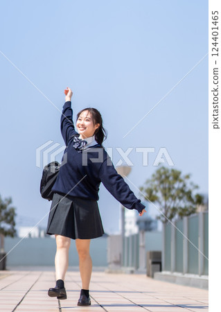 在清爽的藍天下，女高中生活力四射地跳舞 124401465