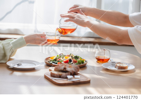 Couple pouring tea 124401770