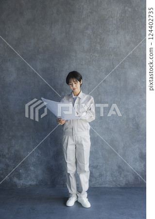 穿工作服的婦女 124402735