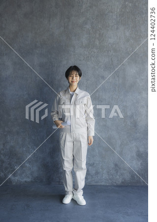 穿工作服的婦女 穿工作服的婦女 124402736