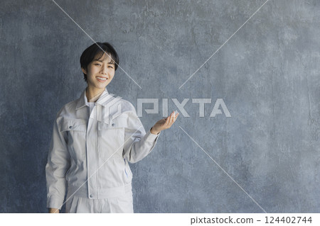 穿工作服的婦女 124402744