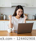 一名女子高興地揮舞拳頭 124402908