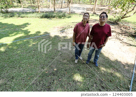 Senior in The Park 124403005
