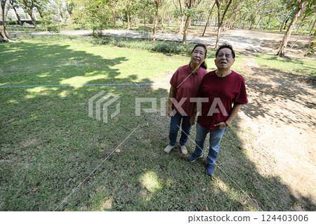 Senior in The Park 124403006