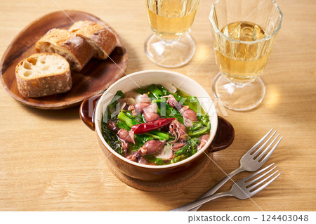 Firefly squid and rape blossom ajillo 124403048