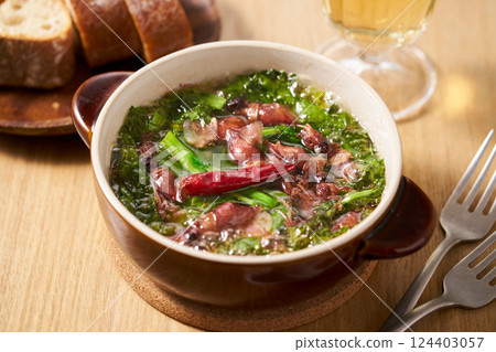 Firefly squid and rape blossom ajillo 124403057
