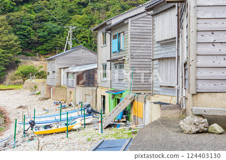 Traditional burnt cedar board streetscape and boats (Takenocho, Toyooka City, Hyogo Prefecture) 124403130