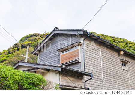 Traditional burnt cedar plank streetscape (Takenocho, Toyooka City, Hyogo Prefecture) Traditional burnt cedar plank streetscape (Takenocho, Toyooka City, Hyogo Prefecture) 124403143