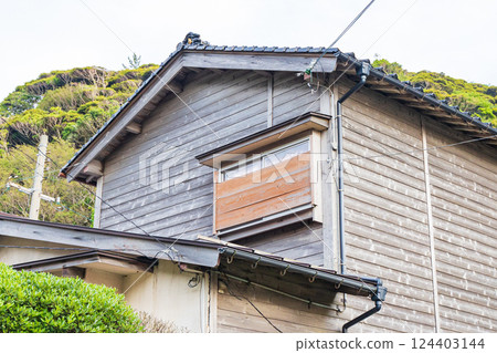Traditional burnt cedar plank streetscape (Takenocho, Toyooka City, Hyogo Prefecture) 124403144