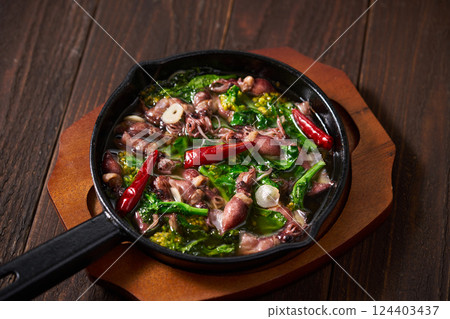 Firefly squid and rape blossom ajillo 124403437