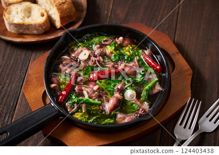 Firefly squid and rape blossom ajillo 124403438