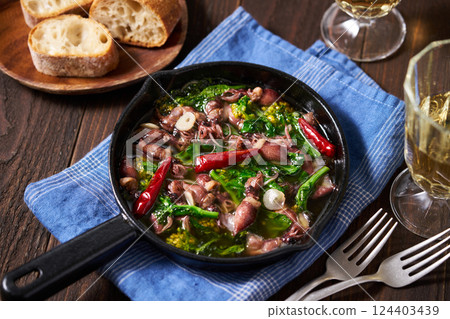 Firefly squid and rape blossom ajillo 124403439