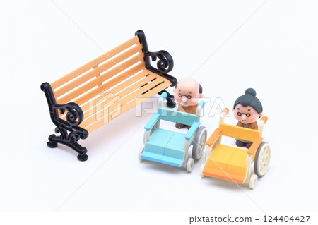 Image of an elderly couple with dementia 124404427