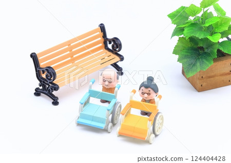 Image of an elderly couple with dementia 124404428