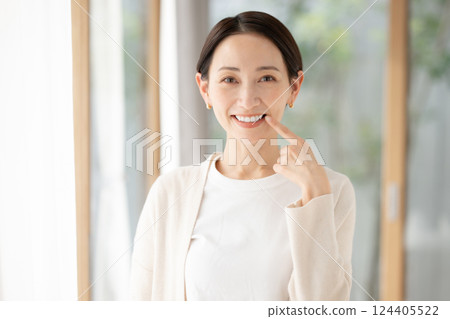 女人指著她的白牙齒 124405522