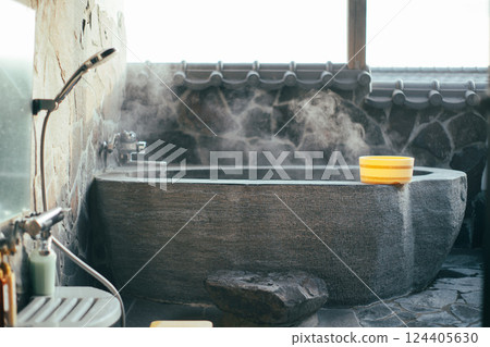 Winter open-air bath 124405630