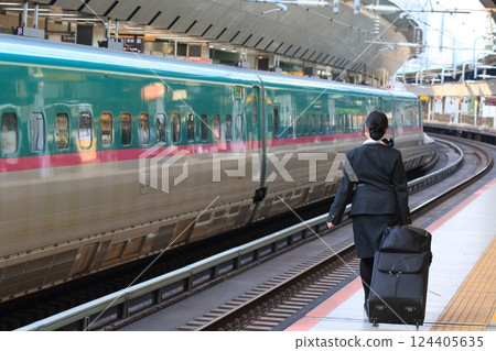 A crew member walking on the Shinkansen platform 124405635