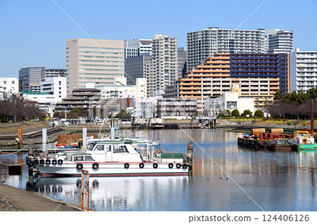 品川勝島運河碼頭上船隻往來，遠處摩天大樓林立 124406126