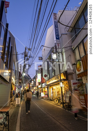 傍晚的下北澤商店街(東京都世田谷區北澤) 傍晚的下北澤商店街(東京都世田谷區北澤) 124406165