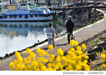 A ship floating on a pier at Shinagawa Katsushima Canal and a couple walking a dog 124406502