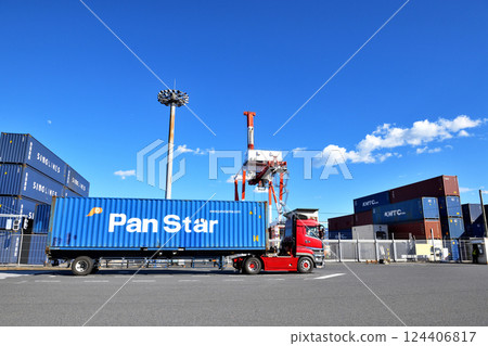 品川碼頭一字排開的集裝箱和來來往往的五顏六色的拖車 124406817
